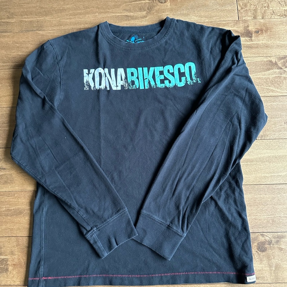 Men’s Medium Long Sleeve Kona Shirt.